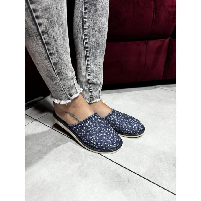 DLN 15 Kapcie damskie, tanie pantofle z zakrytym palcem, niebieska łączka