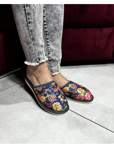 DLN 19 Kapcie damskie, tanie pantofle z zakrytym palcem, druki kwiaty na lnie