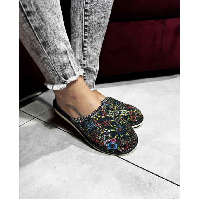 DLN 20 Kapcie damskie, tanie pantofle z zakrytym palcem, druki ciemne kwiaty na lnie