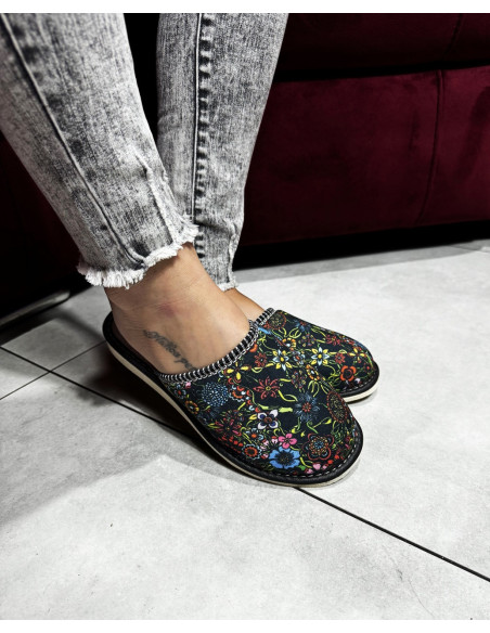 DLN 20 Kapcie damskie, tanie pantofle z zakrytym palcem, druki ciemne kwiaty na lnie
