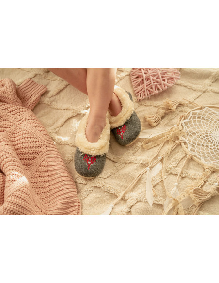 Bambosze dla dzieci, ocieplane pantofle dziecięce, kapcie parzenica z lamówką