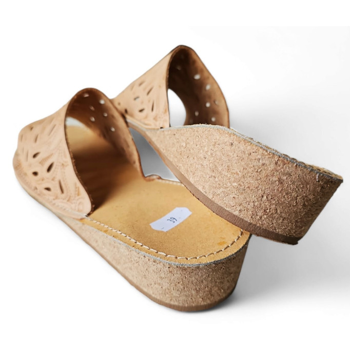 Skórzane kapcie damskie z JUCHTU (sk. bydlęca) na koturnie