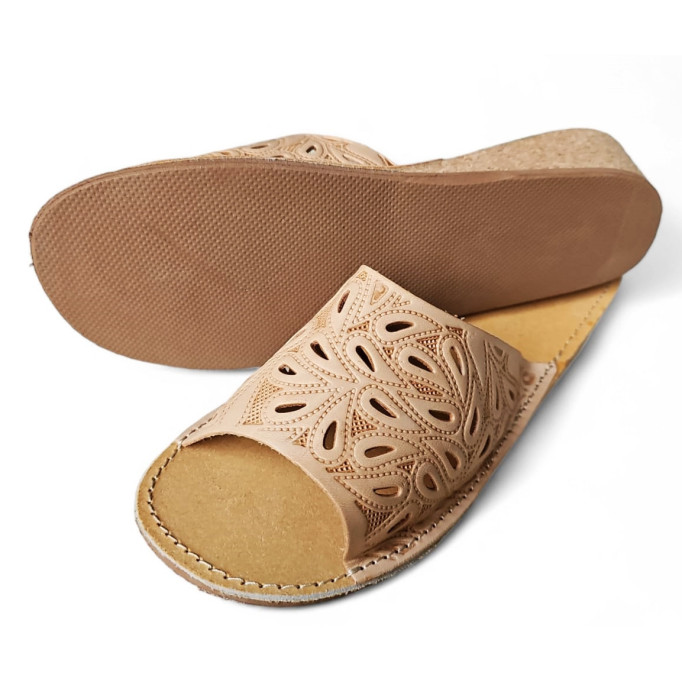 Skórzane kapcie damskie z JUCHTU (sk. bydlęca) na koturnie