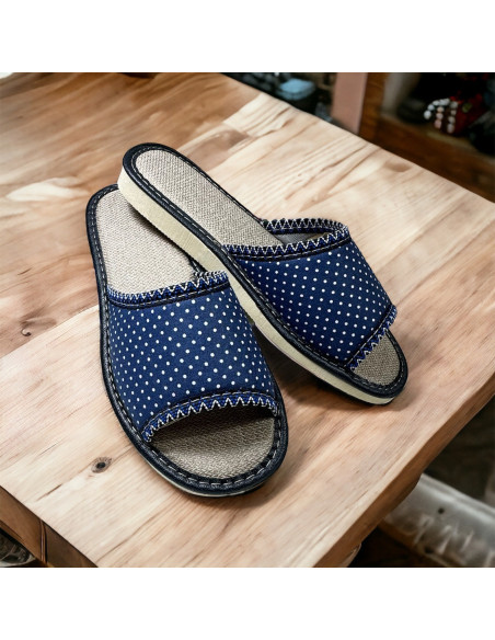 Kapcie damskie, pantofle frotte, białe kropki