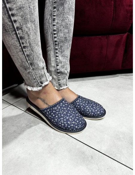 Kapcie damskie, tanie pantofle z zakrytym palcem, niebieska łączka