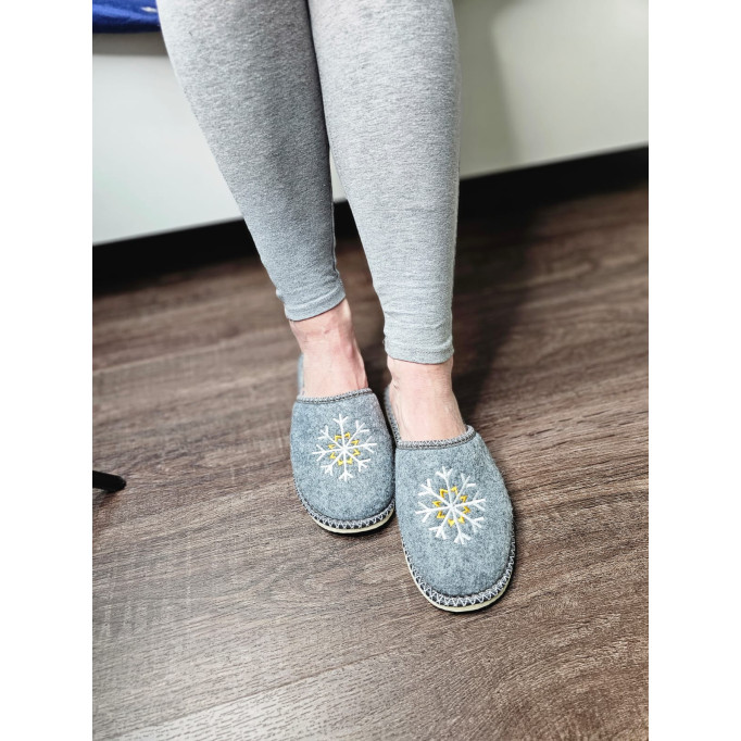 Ocieplane kapcie damskie, ciepłe pantofle wsuwane z haftem, kapcie na grubych spodach