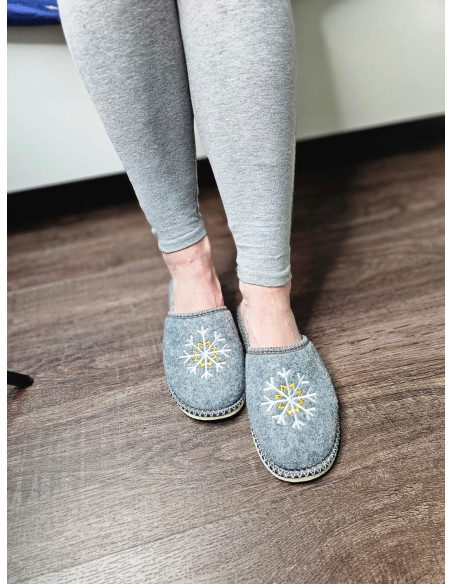 Ocieplane kapcie damskie, ciepłe pantofle wsuwane z haftem, kapcie na grubych spodach