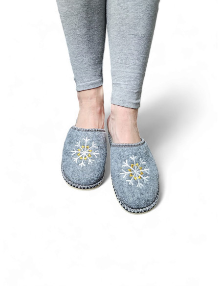 Ocieplane kapcie damskie, ciepłe pantofle wsuwane z haftem, kapcie na grubych spodach