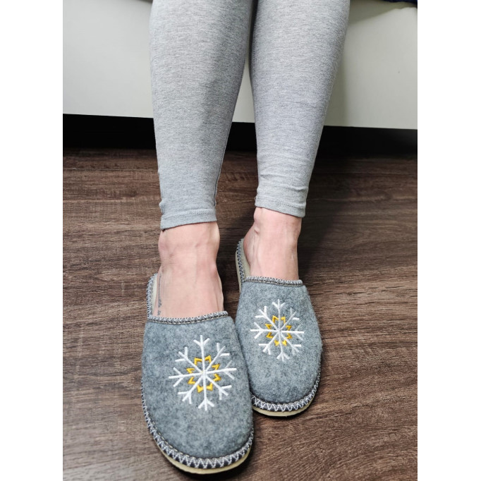 Ocieplane kapcie damskie, ciepłe pantofle wsuwane z haftem, kapcie na grubych spodach