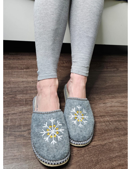 Ocieplane kapcie damskie, ciepłe pantofle wsuwane z haftem, kapcie na grubych spodach