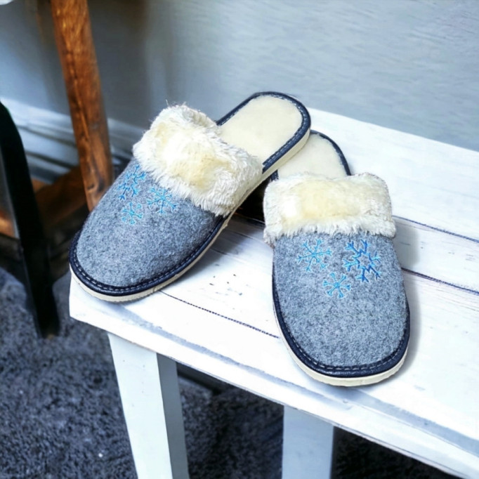 Ocieplane kapcie damskie, ciepłe pantofle wsuwane z haftem, kapcie na grubych spodach