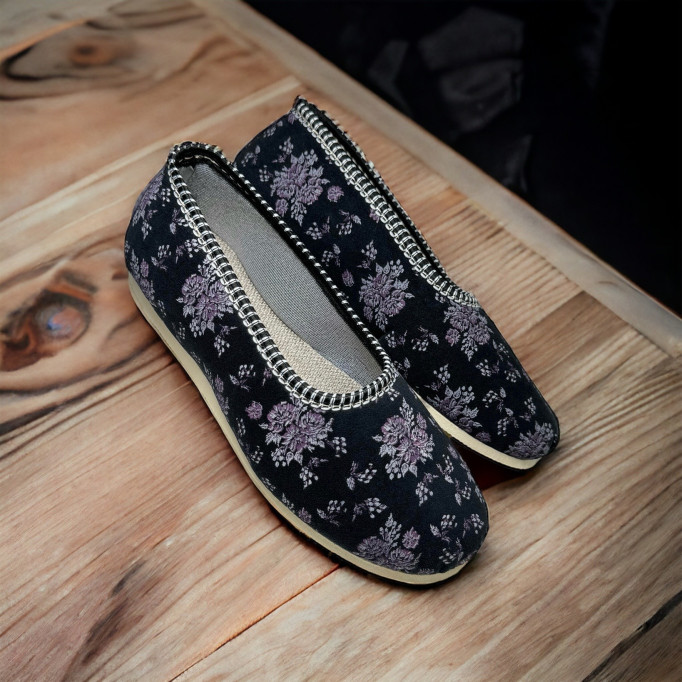 DLN 21 Tanie kapcie damskie, baleriny, pantofle z zakrytą piętą, czarne druki