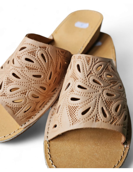 DSK 18 Skórzane kapcie damskie z JUCHTU (sk. bydlęca) na koturnie